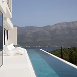Luxury Morello 1 With Large Heated Pool, Gym & Sauna *