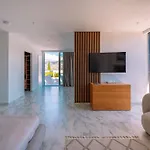 Luxury Morello 1 With Large Heated Pool, Gym & Sauna