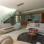 Luxury Morello 1 With Large Heated Pool, Gym & Sauna 别墅 *
