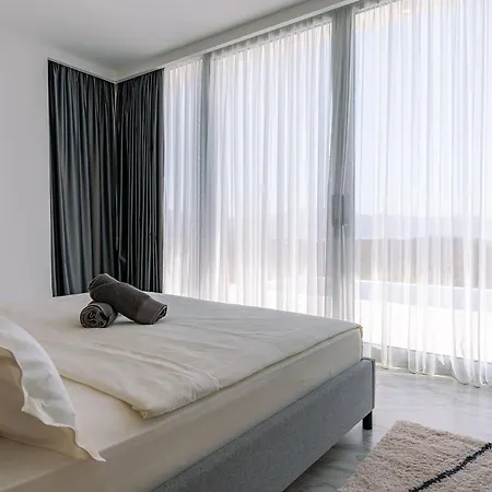 Luxury Morello 1 With Large Heated Pool, Gym & Sauna *