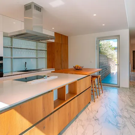 Luxury Morello 1 With Large Heated Pool, Gym & Sauna *