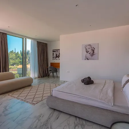 Luxury Morello 1 With Large Heated Pool, Gym & Sauna *